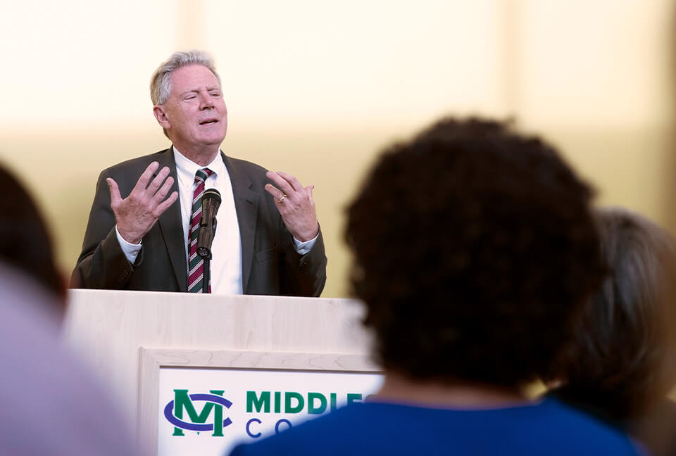 Congressman Frank Pallone gives his acceptance speech as the 2022 L’Hommedieu award recipient.